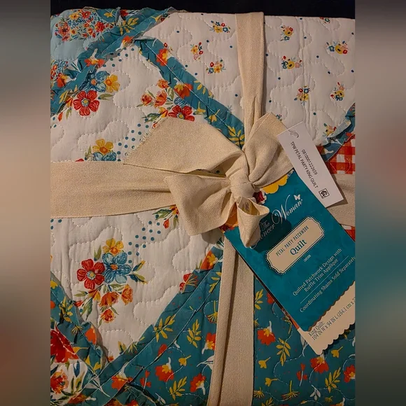 Vibrant Floral Quilt - King Size - Teal and Cream, By the Pioneer Woman - Picture 1 of 6